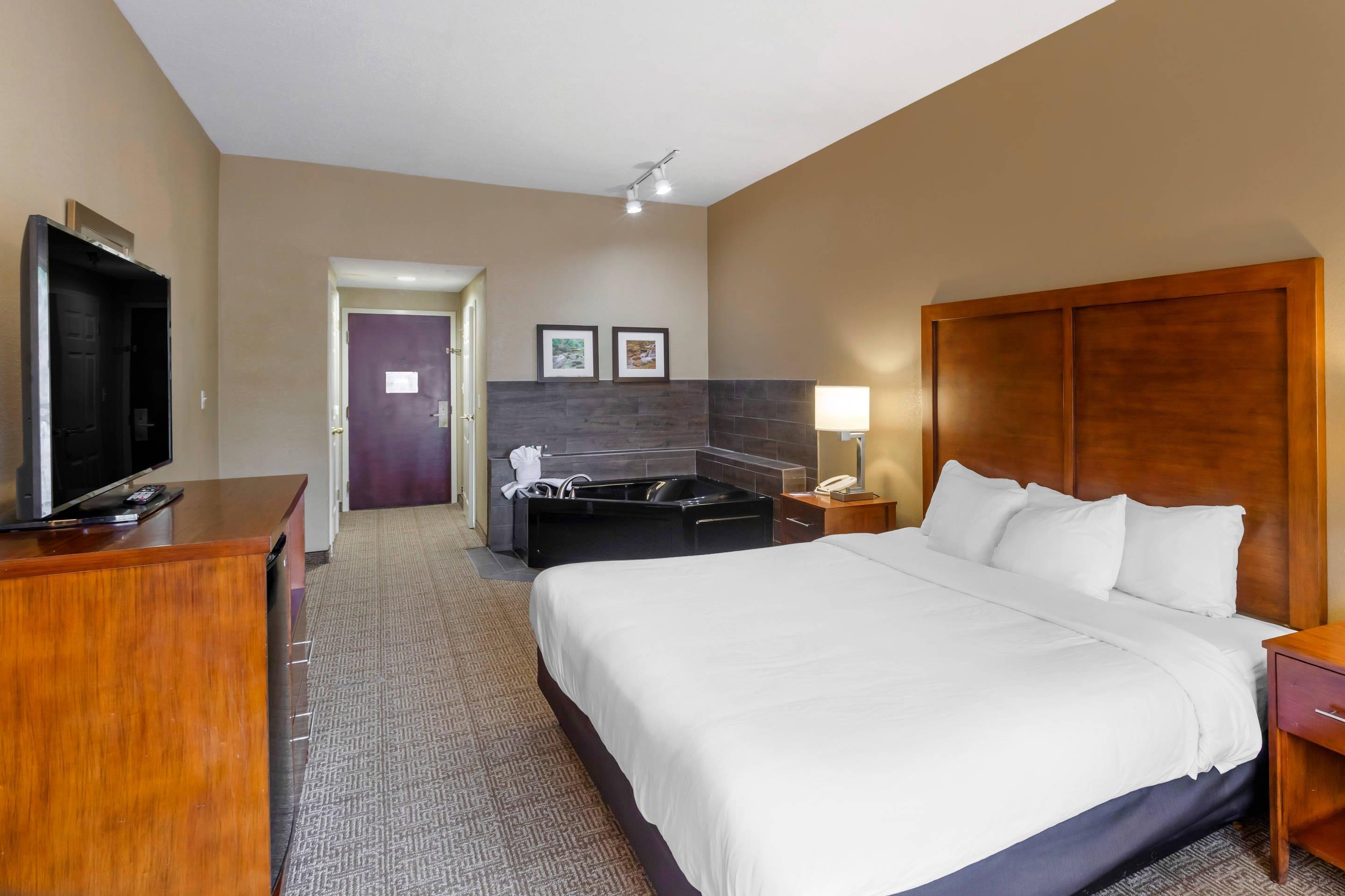 SUITE, KING BED