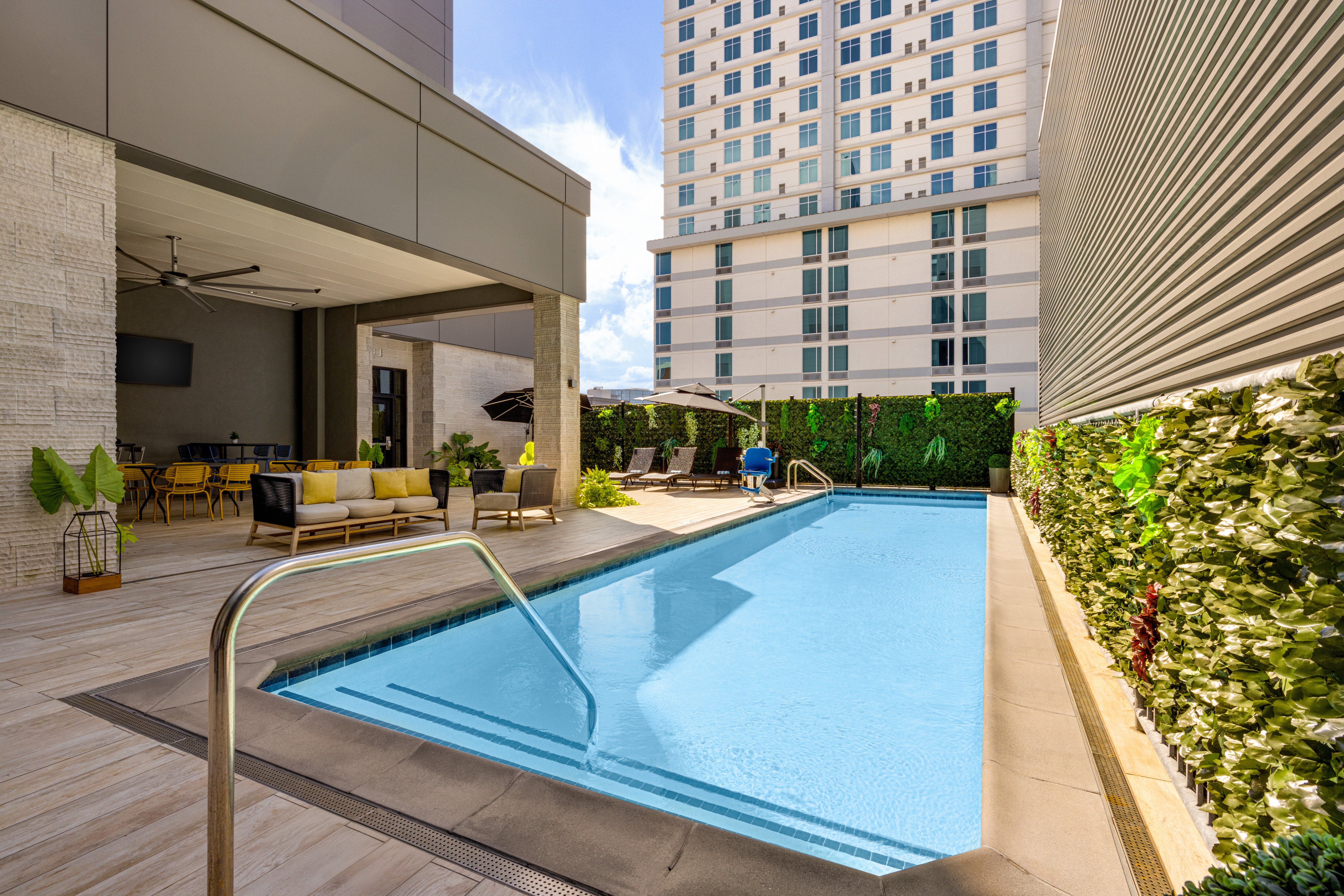 Holiday Inn & Suites Nashville Downtown Broadway 42/82