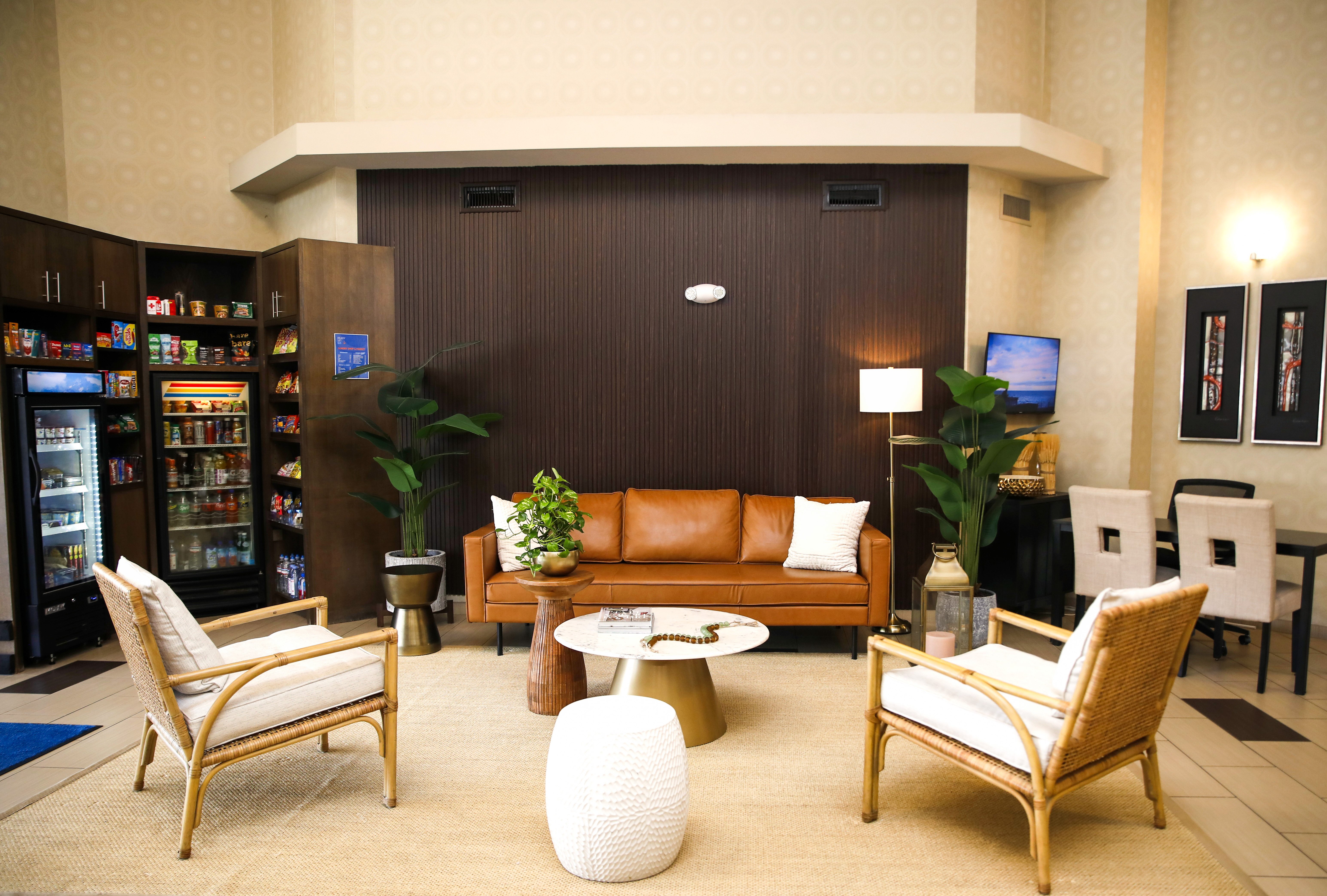 Holiday Inn Express and Suites Naples Downtown 41/64