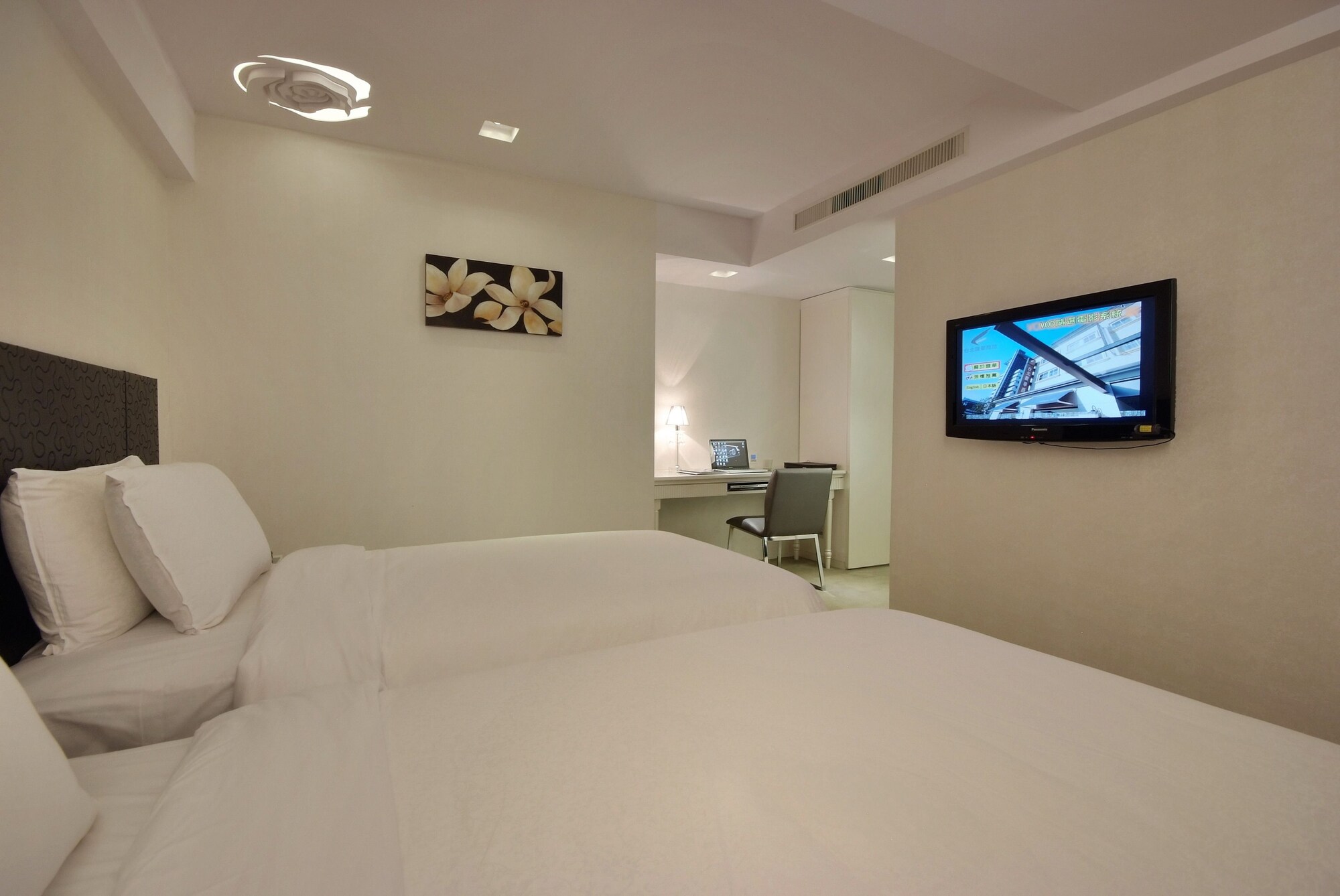 BUSINESS, TWIN BEDS, NO WINDOW