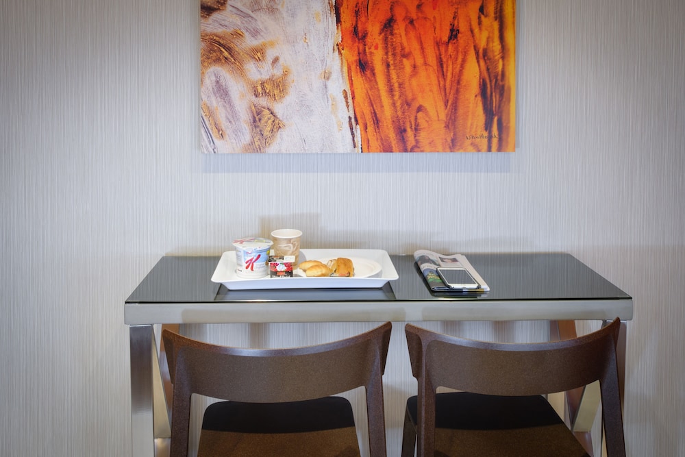 Le Chabrol Hotel Suites 58/72