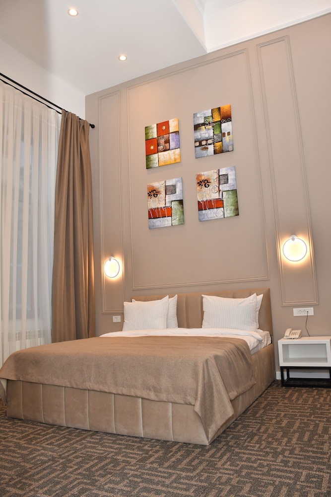 Callisto Hotel 24/54