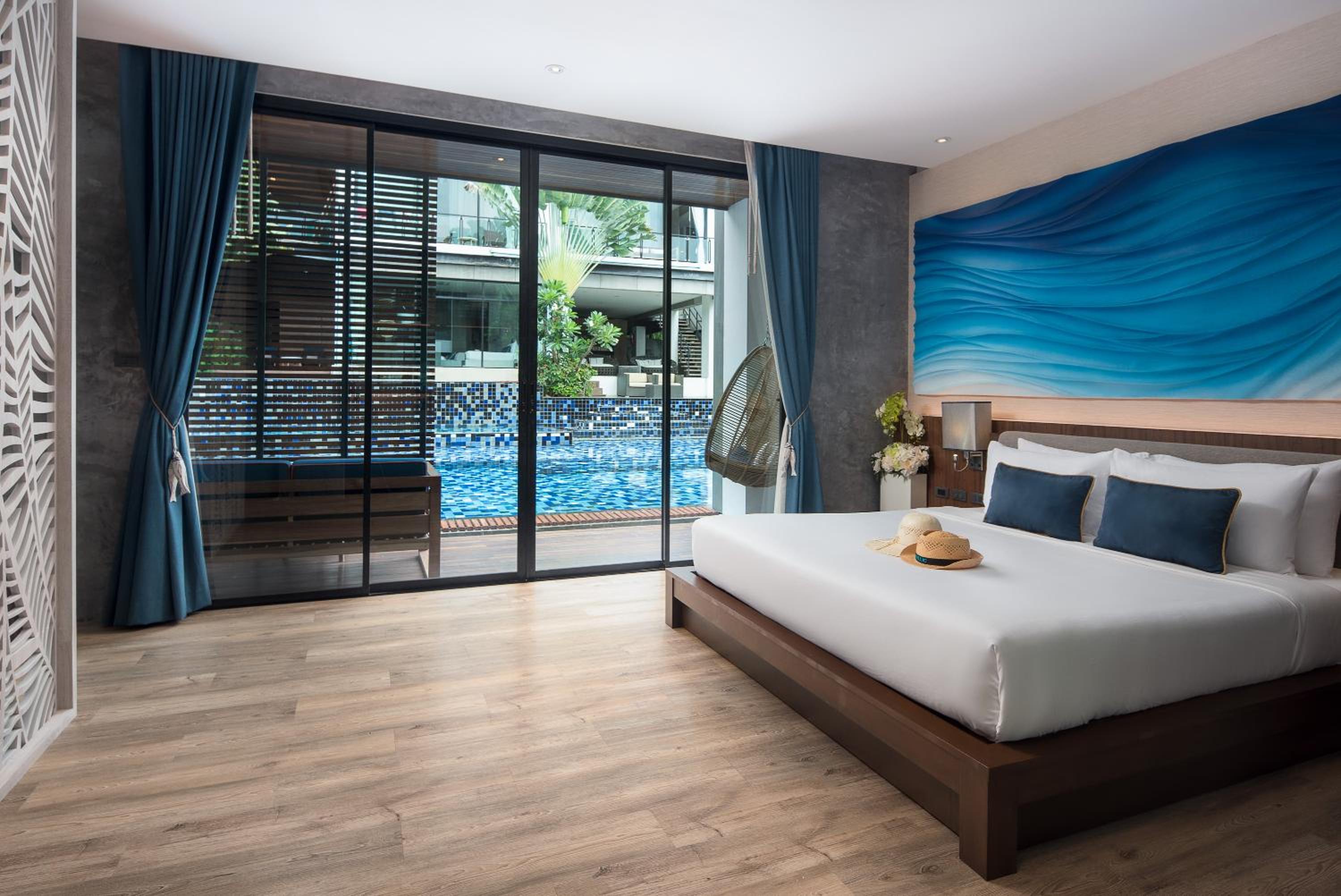Junior Suite, King Bed, Pool Access