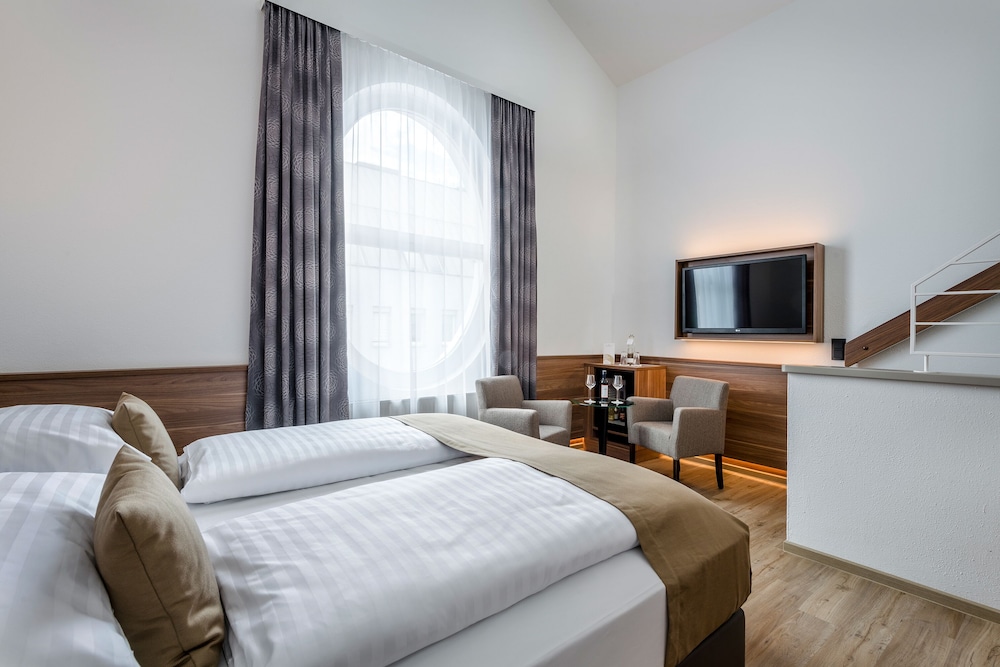 Suite, King Bed, Sofa