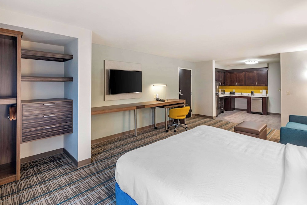 SUITE, KING BED, ACCESSIBLE