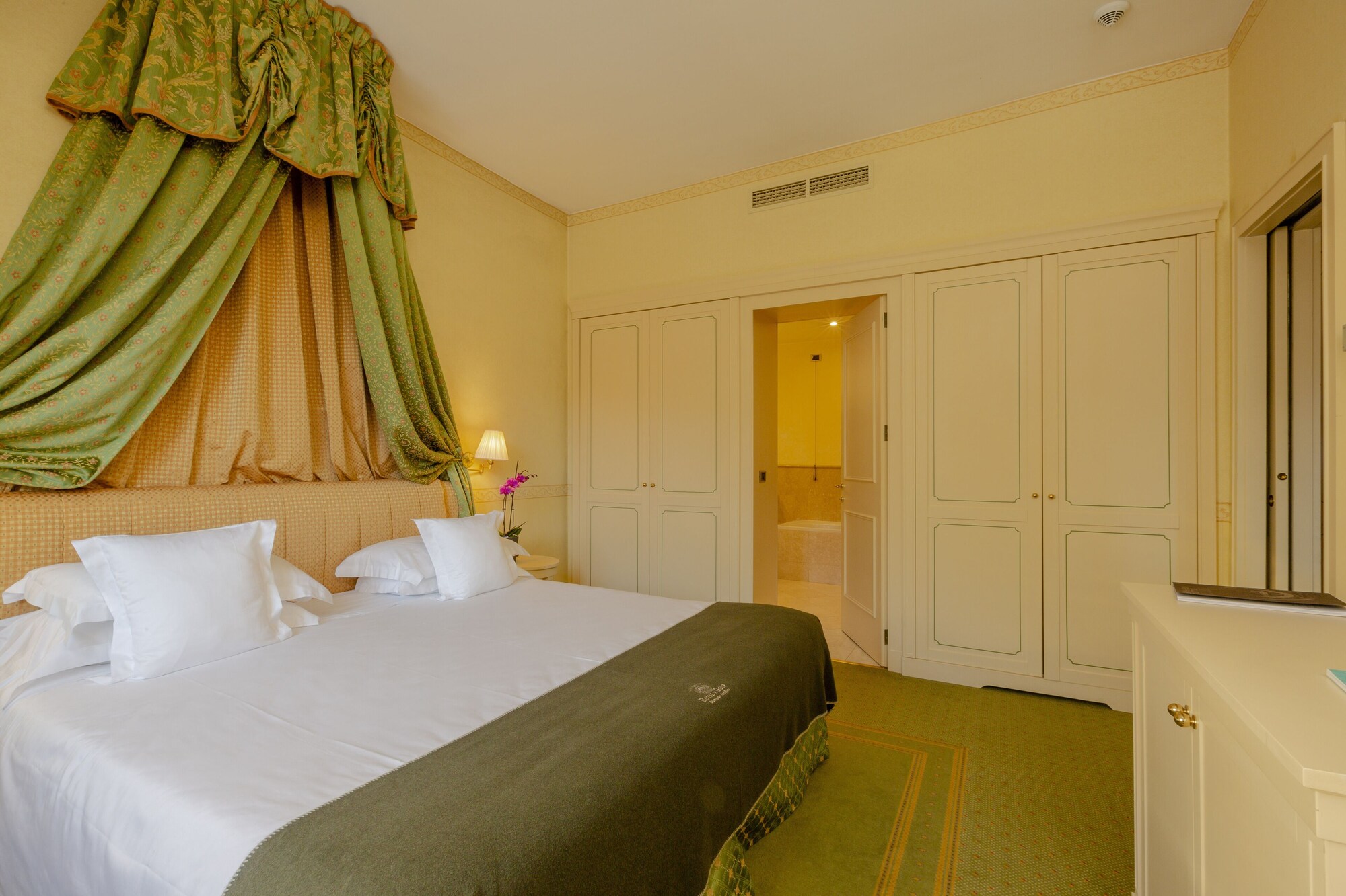 Suite, Mountain View