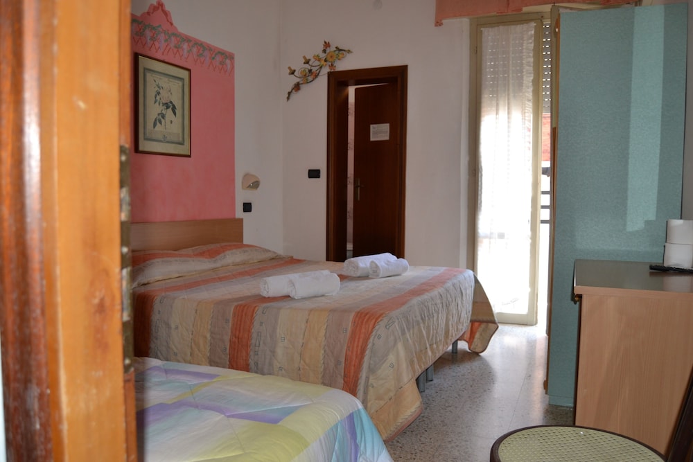 Hotel Rosy 6/27