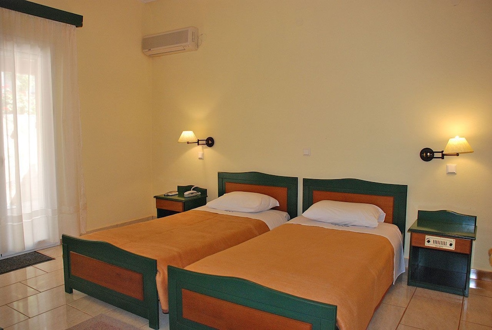 Paramonas Hotel 13/50