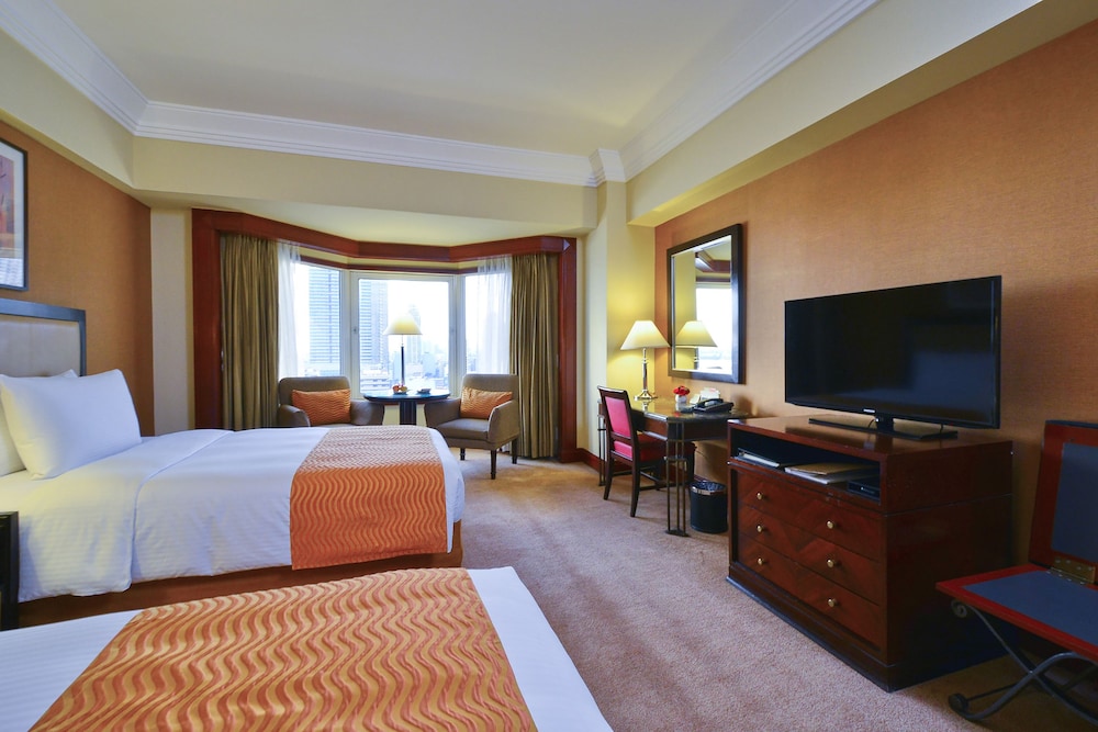 Diamond Hotel Philippines 30/68