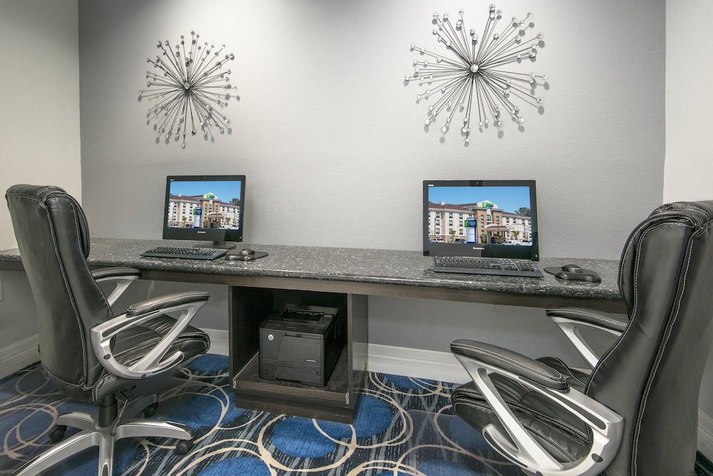 Holiday Inn Express Suites Houston North Iah Area 25/44