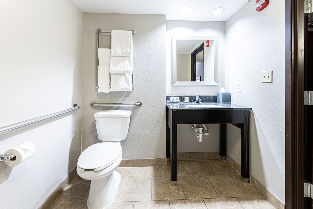 La Quinta Inn & Suites by Wyndham Dallas I-35 Walnut Hill Ln 21/46