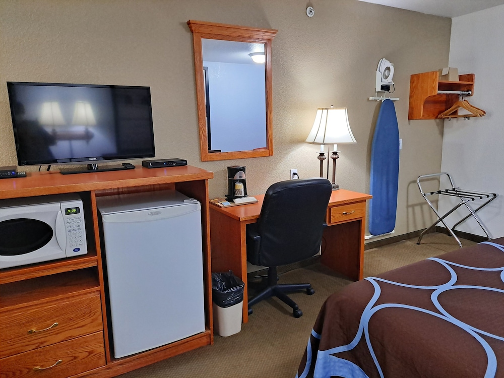 Super 8 By Wyndham Three Hills Ab 29/36