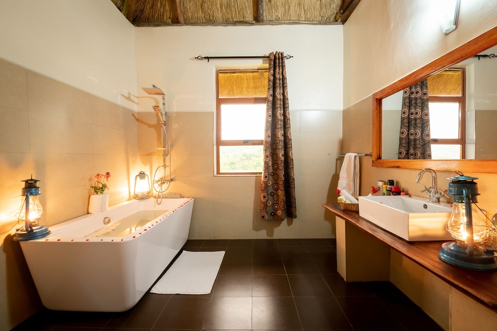 Crater Safari Lodge 50/50