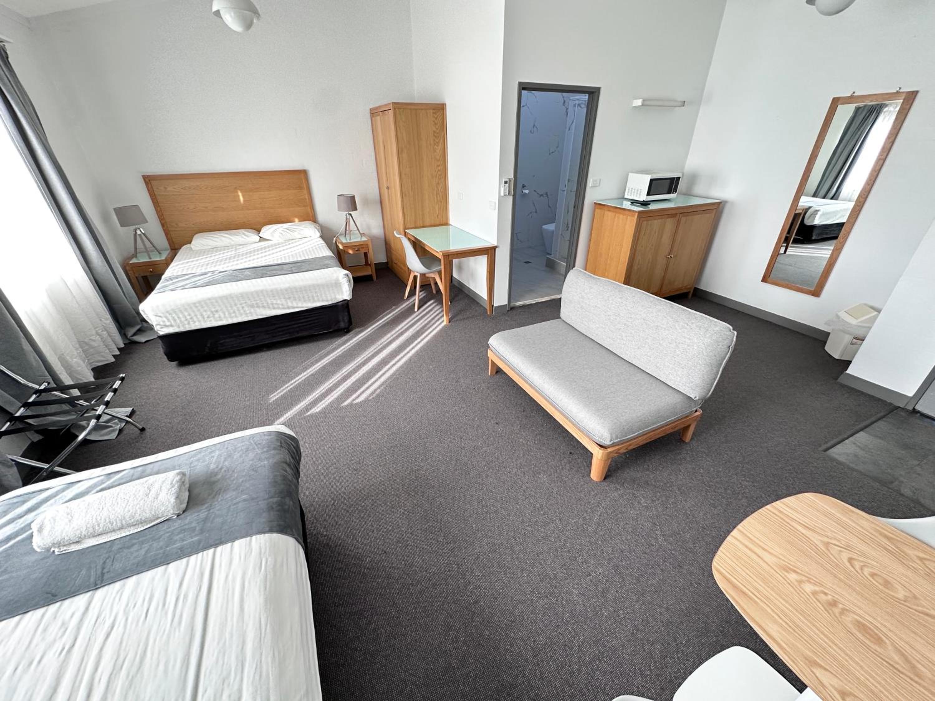 Executive, 1 Double and 1 Single Bed, Large