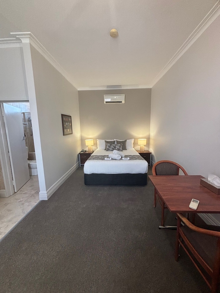 SILVER HAVEN MOTOR INN 18/41