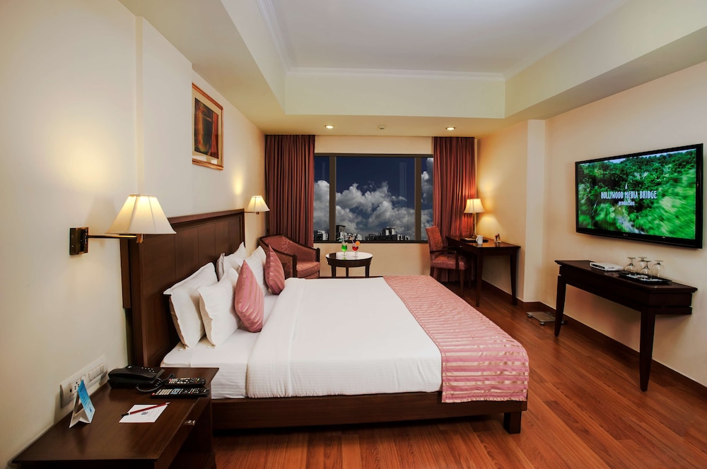 Le Lac Sarovar Portico 11/56