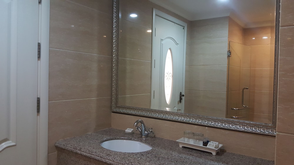 Lk Noble Suite 25/26