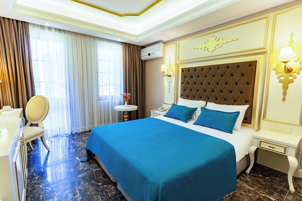 Superior, King Bed, Valley View