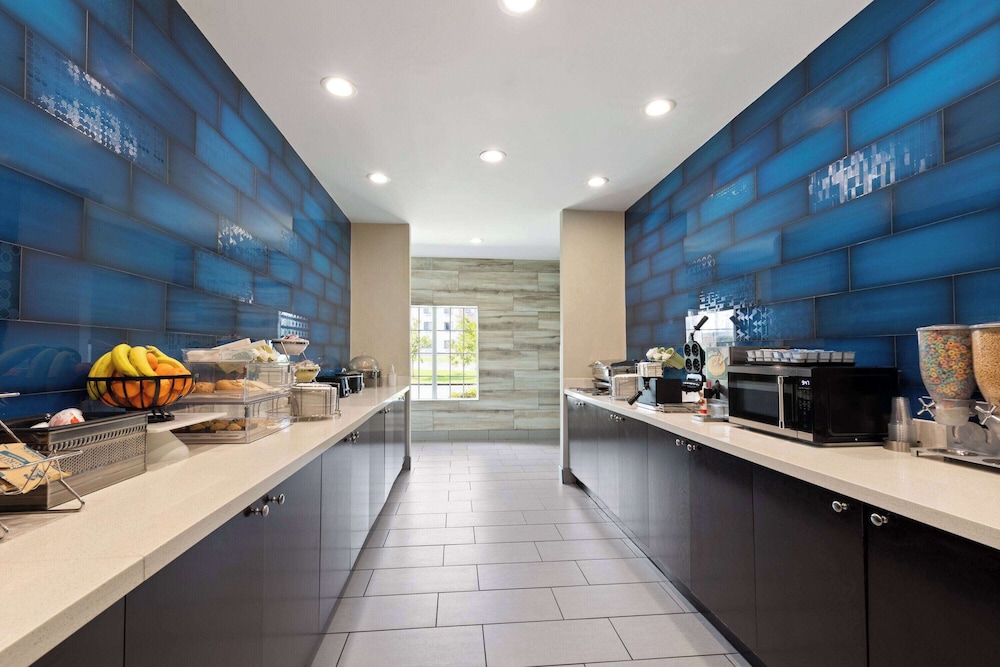 La Quinta Inn and Suites by Wyndham Cullman 27/46