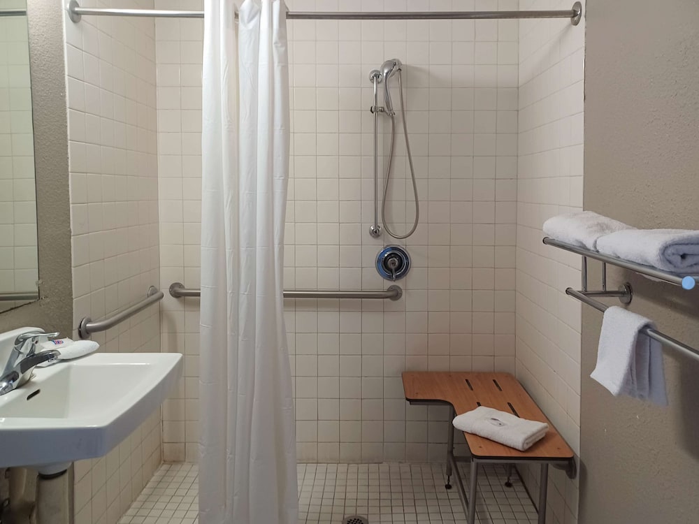 Motel6 Fresno - Blackstone North 16/28