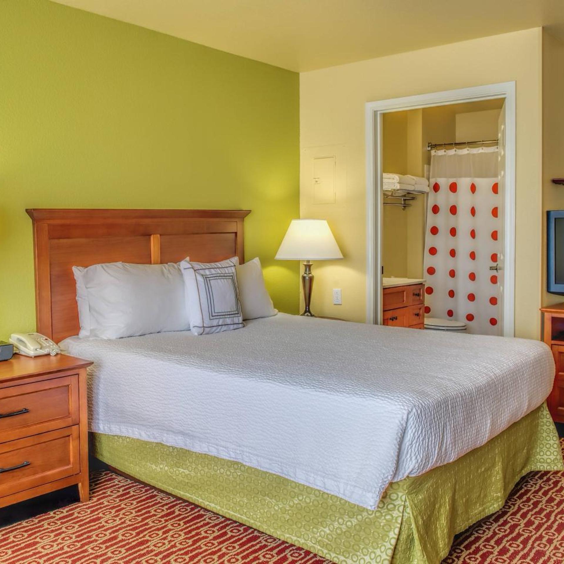 Studio, Queen Bed, Sofa, Bathtub, Accessible