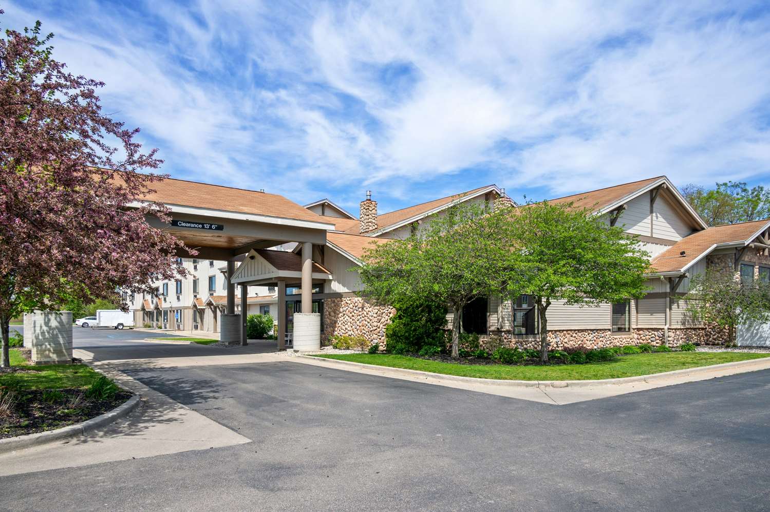 White Pines Inn & Suites of Holland 46/48