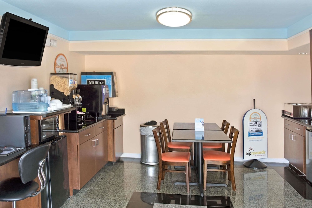 Howard Johnson by Wyndham Houston Heights/Downtown 16/23