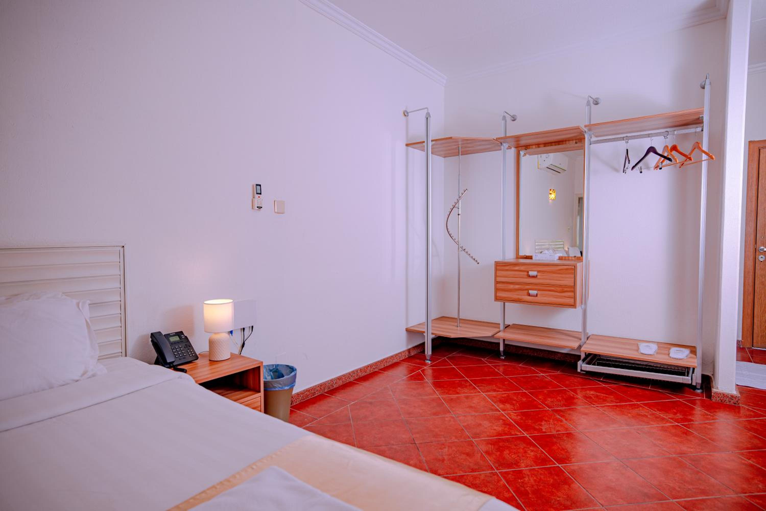 DELUXE ROOM