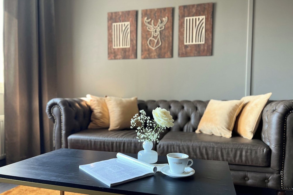 Golden Circle Suites 36/49