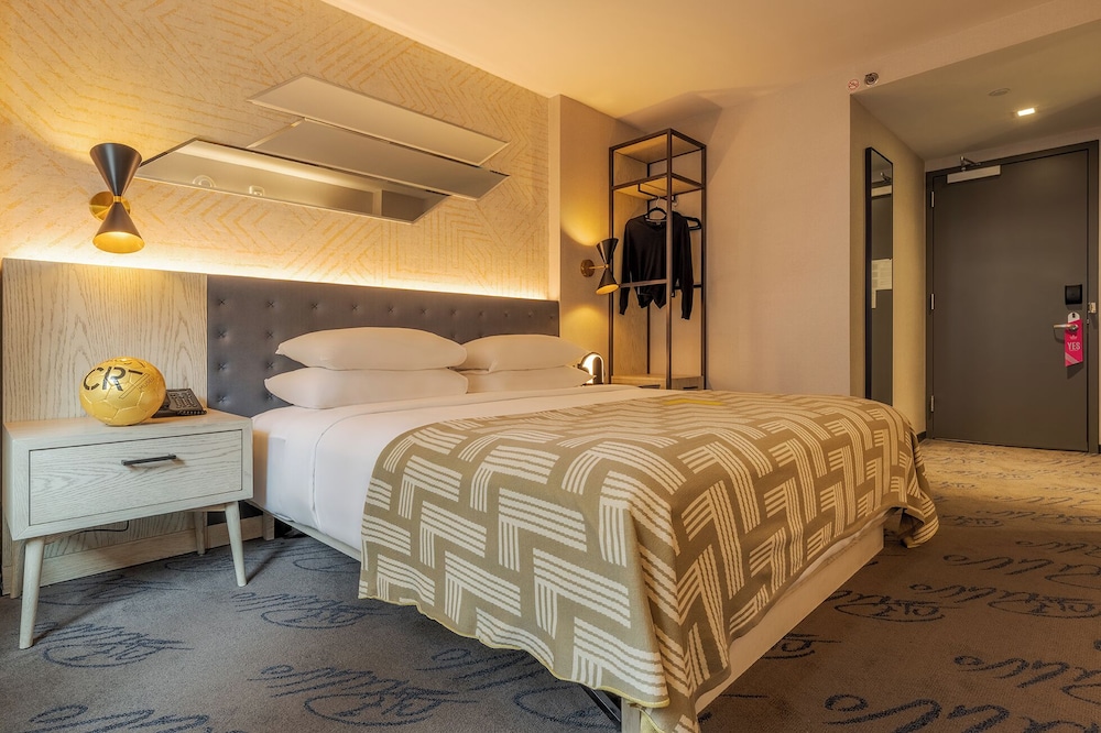 Comfort, King Bed, Street View, Accessible