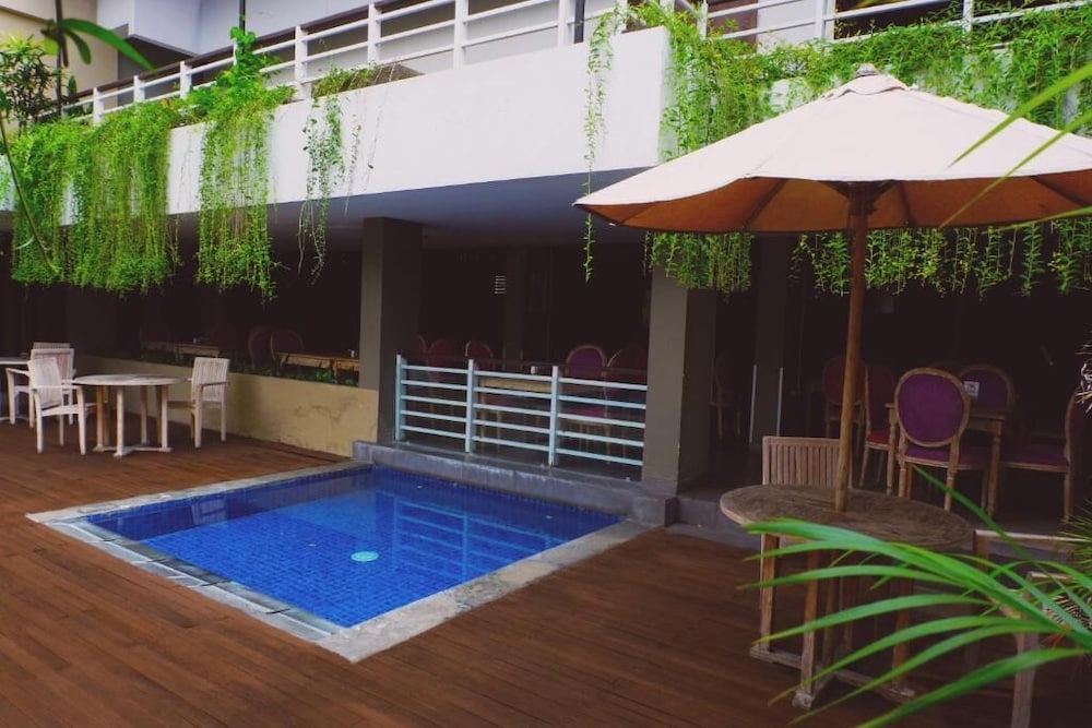 The Vasini Hotel 24/25