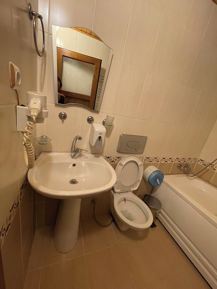 Ozkan Hotel 50/50