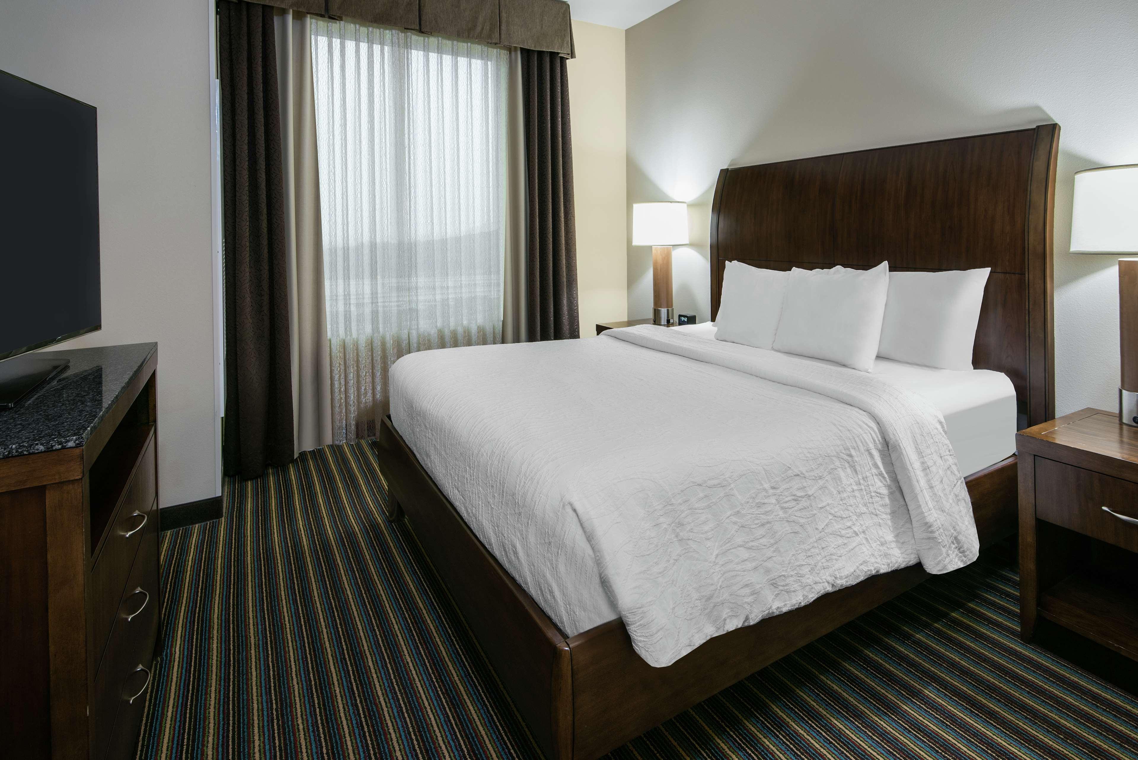1 BEDROOM, SUITE, KING BED, SOFA