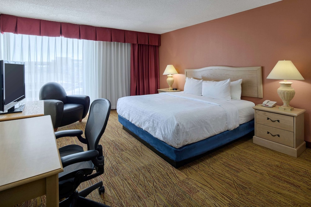 Room, King Bed, Pool Side
