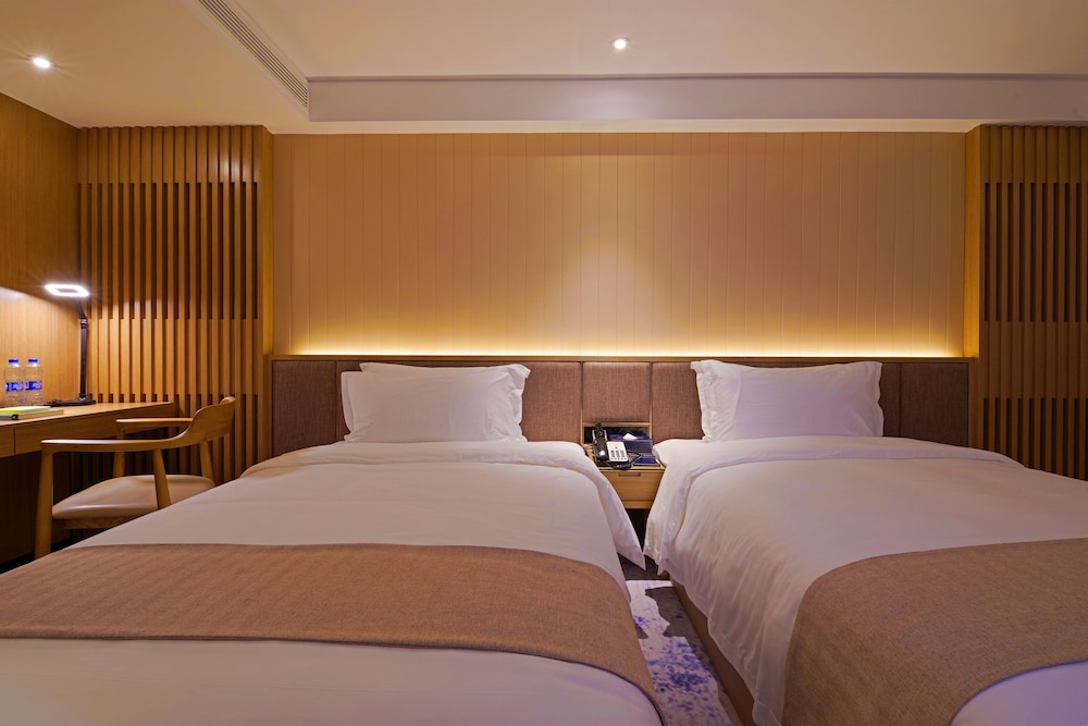Superise Hotel 9/40