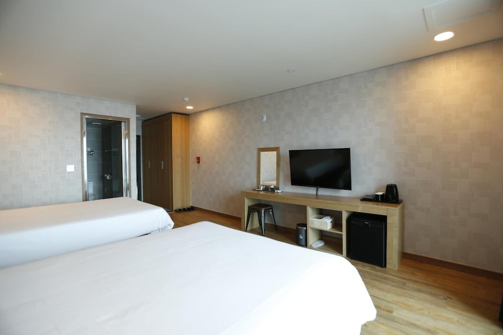 Hotel 52 19/57