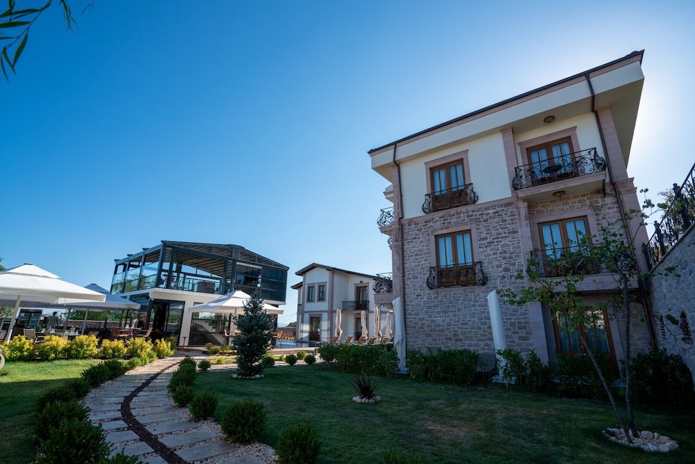 Cunda Baradiel Hotel 49/50