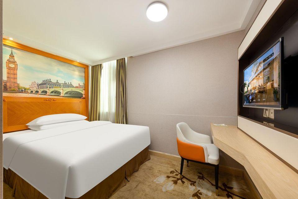 Standard, Queen Bed