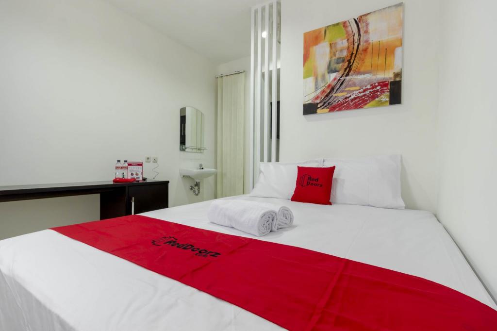 Reddoorz Plus Pasar Baru 8/43