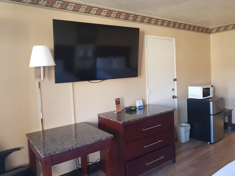 Travelodge by Wyndham Costa Mesa Newport Beach Hacienda 21/25