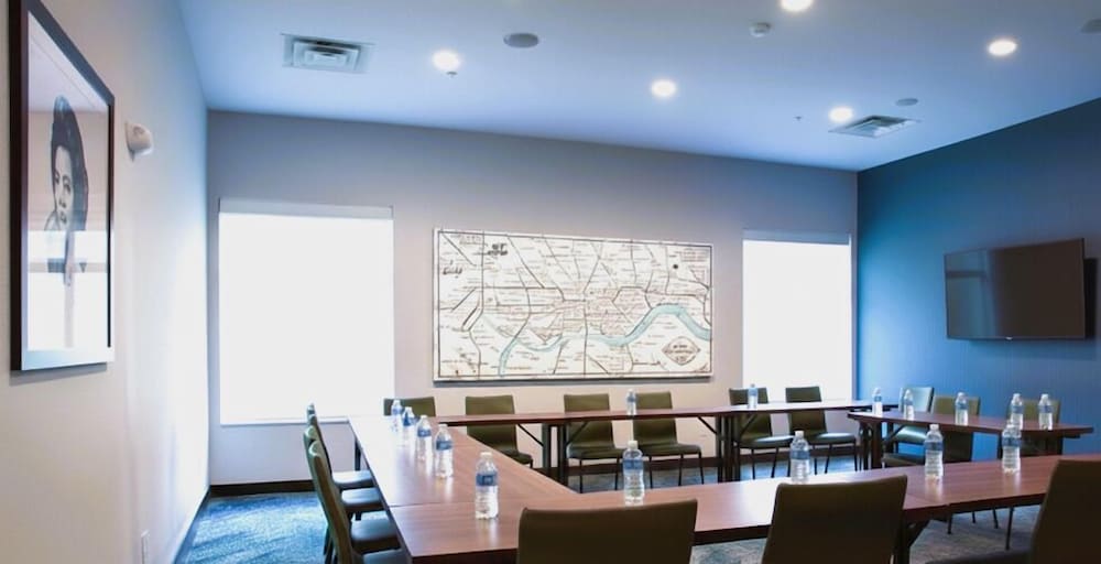 La Quinta Inn & Suites by Wyndham Chattanooga Downtown/South 48/61