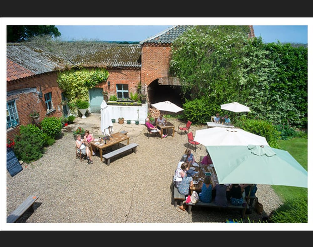The Saracen's Head 24/32