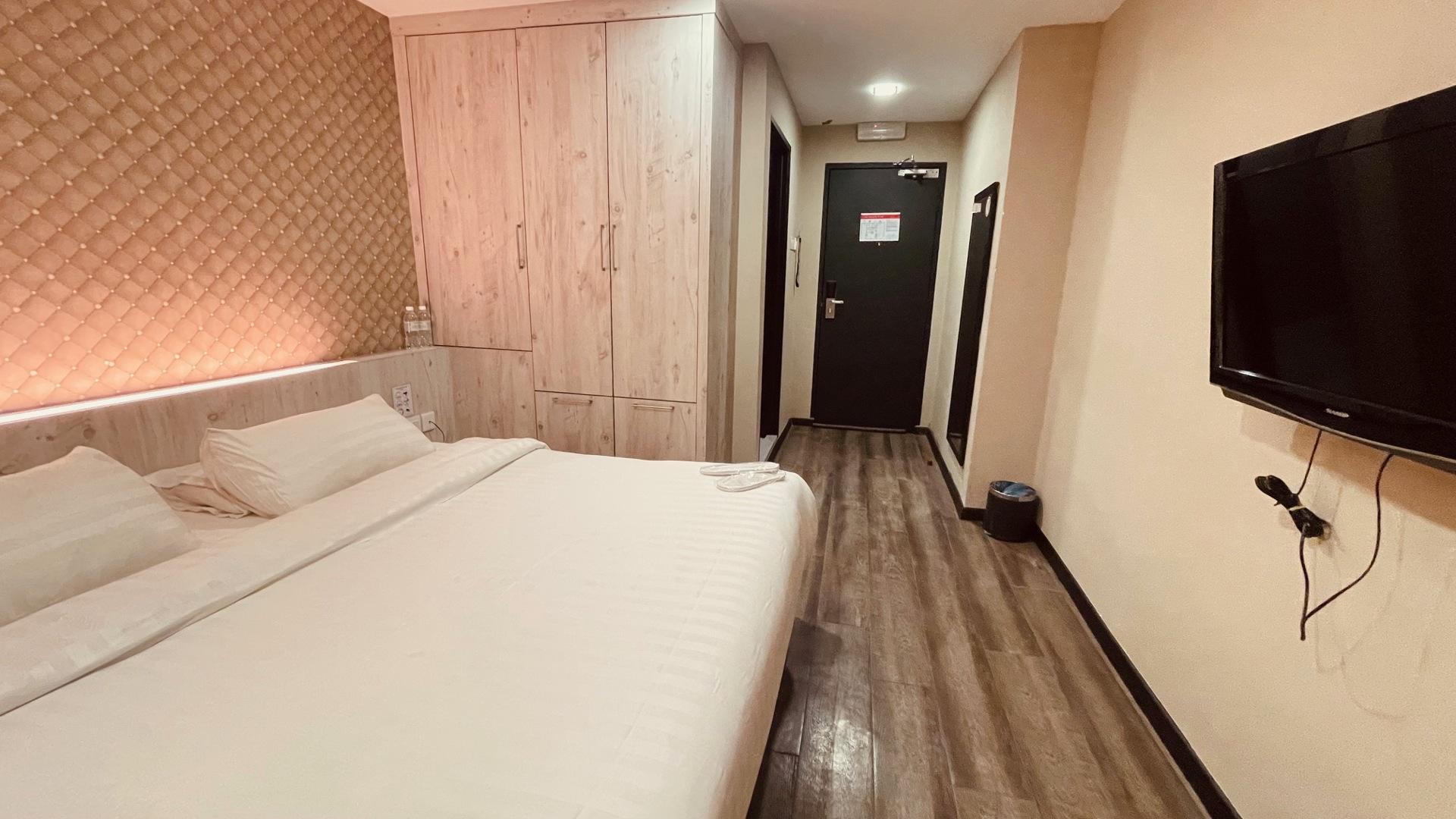 Lodge, King Bed