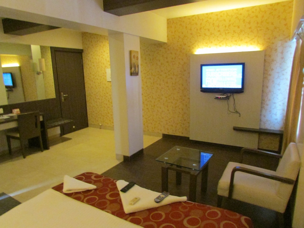 Hotel Mourya Residency 8/17