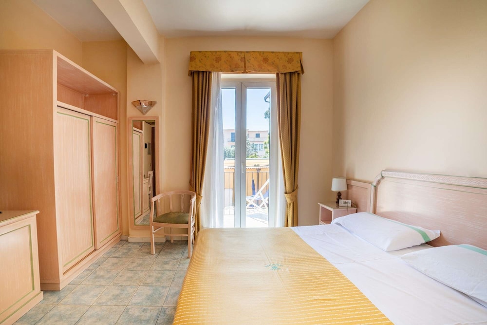ROOM, DOUBLE OR TWIN BED