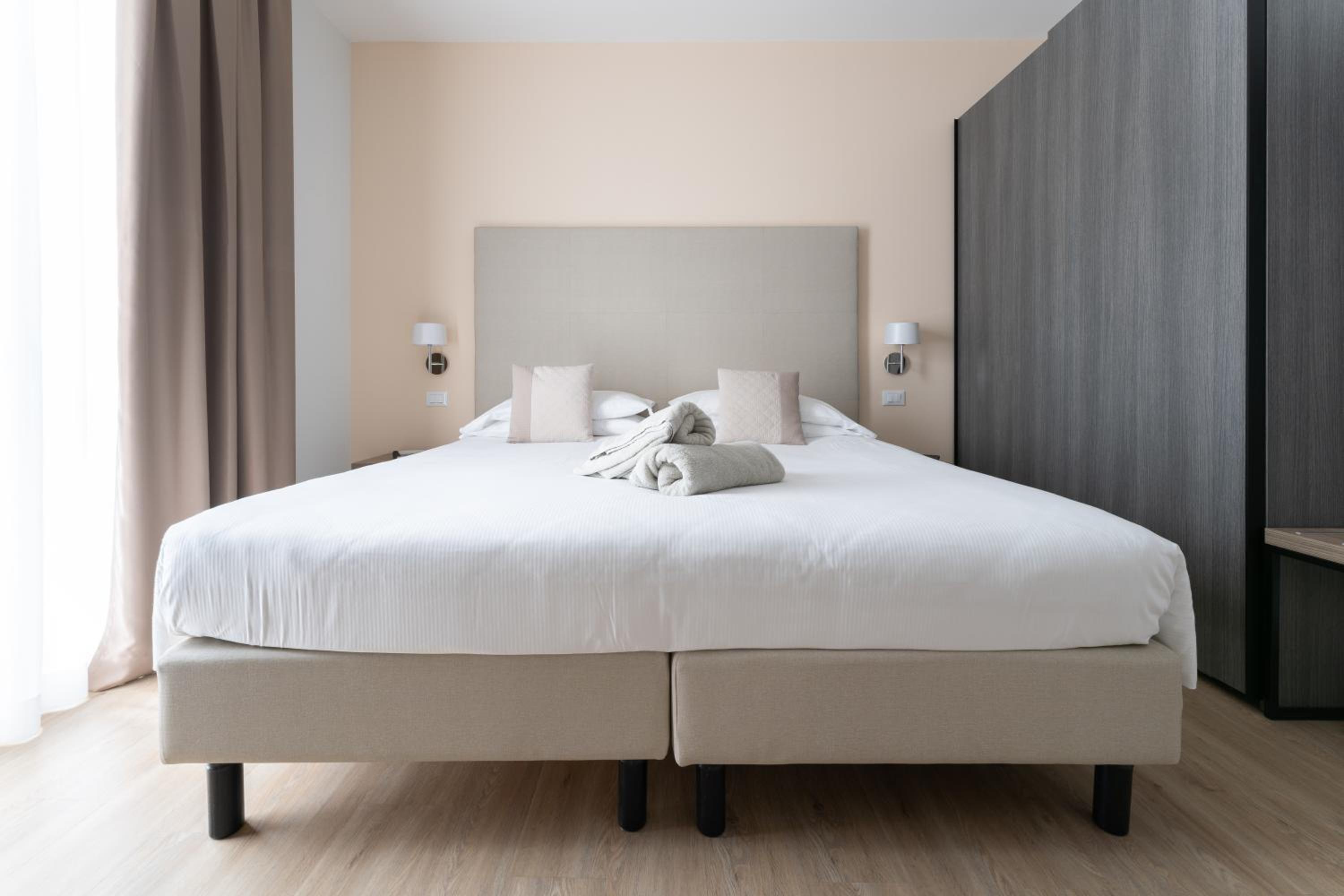 Superior, Double Bed, Lateral Side Sea View, Balcony