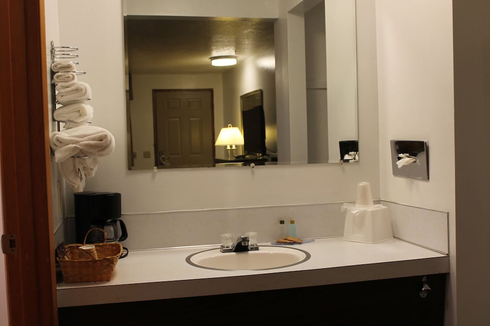 Americas Best Value Inn Boardman 8/12