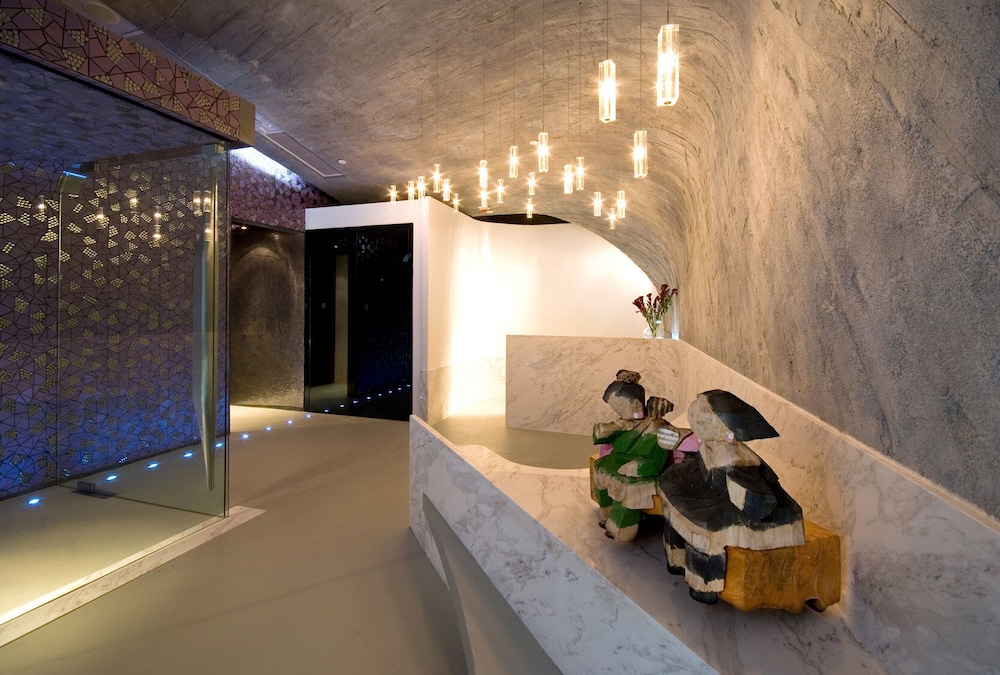V Wanchai Serviced Apartments 2/15