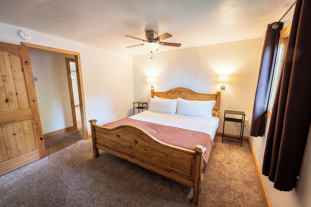Chinook Winds Motel 30/76