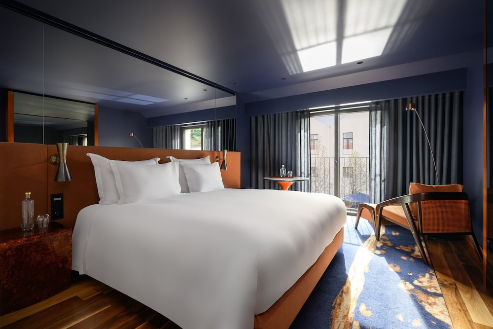 Superior, King Bed, Pool View